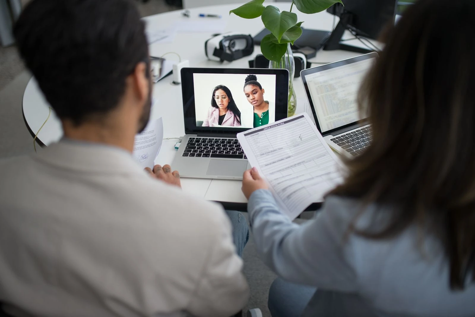Zaakvoerder bespreekt met een IT-partner welke taken uitbesteed worden