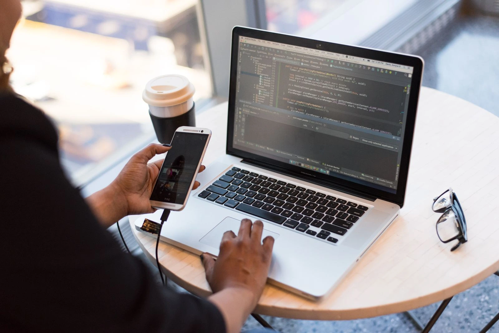 Werken aan een laptop met code op het scherm